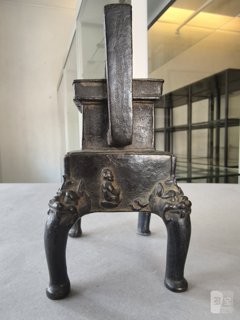 Two bronze incense burners, one on three legs, the second in the shape of a 'fang ding' - 图16